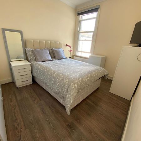 Private Rooms In Excellent Family House ,Zone 2 London Exterior photo