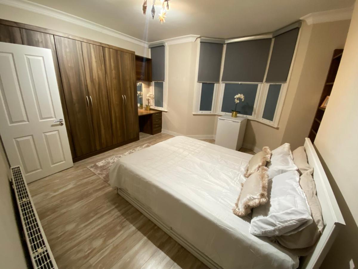 Private Rooms In Excellent Family House ,Zone 2 London Exterior photo