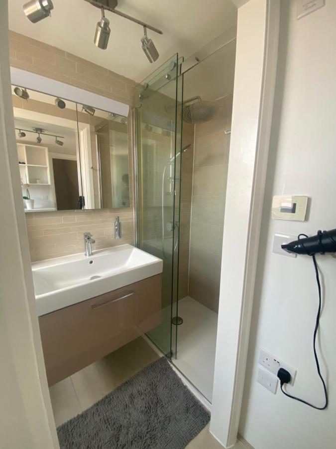 Private Rooms In Excellent Family House ,Zone 2 London Exterior photo